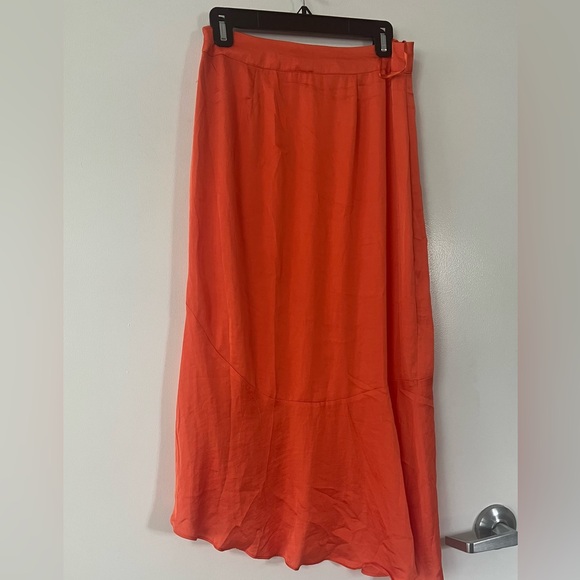 Orange skirt with split on the side. It’s lined, perfect for summer. Unworn - Picture 3 of 4